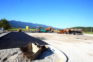 ASFALTIRANJE PARKIRIŠČA PRED OŠ CERKNICA 04 FOTO LJUBO VUKELIČ